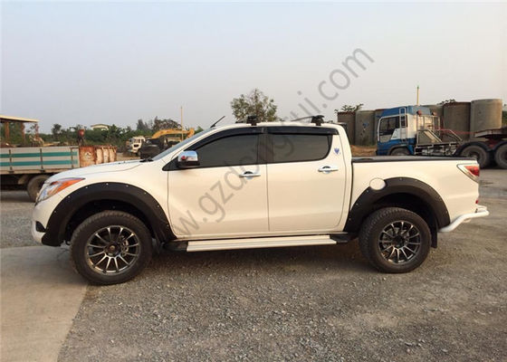 La defensa superior del camión de las materias primas señala por medio de luces color negro para Mazda BT-50