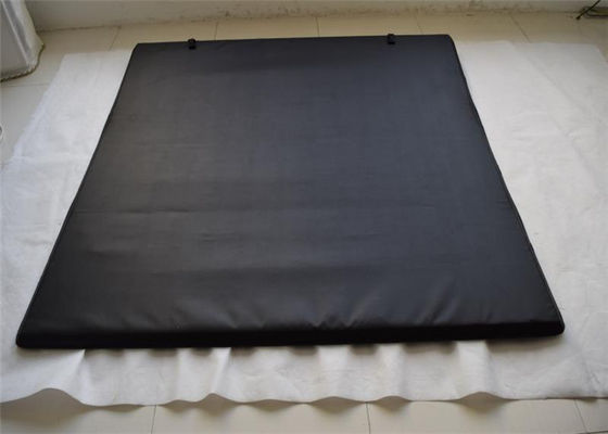 Cubierta de cama triple suave del Tonneau del PVC 12 meses de garantía para Toyota Hulix Revo