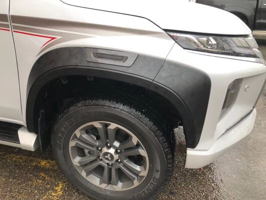 Mitsubishi Tritón 2019 llamaradas de la defensa del camión