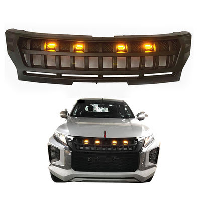 El vehículo Front Grill 4x4 de Mitsubishi Tritón L200 coge con la luz