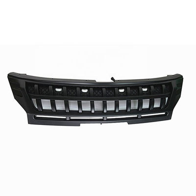 El vehículo Front Grill 4x4 de Mitsubishi Tritón L200 coge con la luz